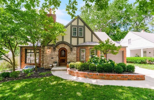 Fairway House | Luxury Tudor w/3 Kings, Deck, Yard & Playroom; 5min to Plaza