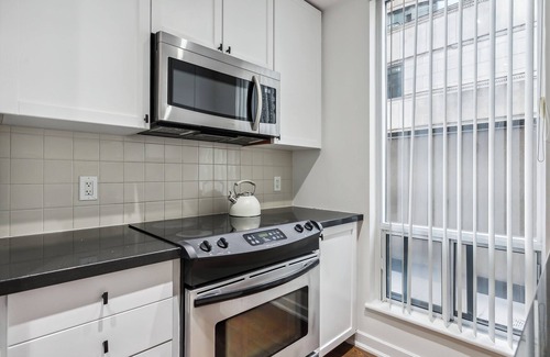Yorkville Apartment | Luxury Unit 2bed2bath | 5guests| Yorkville