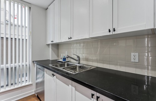 Yorkville Apartment | Luxury Unit 2bed2bath | 5guests| Yorkville