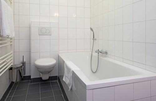 Vlijmen Hotel | Luxury Unit Near Golf Courses and Nature Trails in Brabant, Free Parking