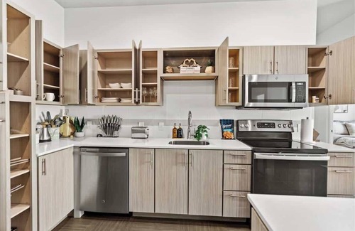 Rogers House | Luxury Unit w/Pool + Gym | LCP Collection