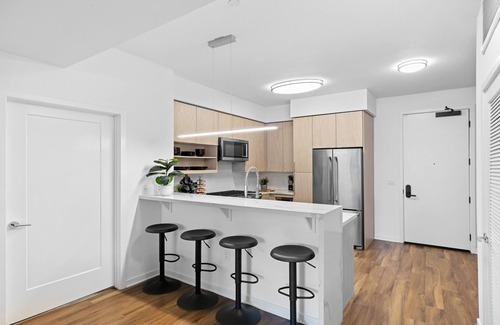 Carthay Circle Apartment | Luxury Unit Walking Distance from LACMA w/W/D & Parking