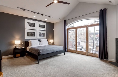 Bucktown House | Luxury Urban Oasis! Chef's Kitchen, Home Theater, Plus 2-Car GARAGE Parking Including EV Charger! by RedAwning