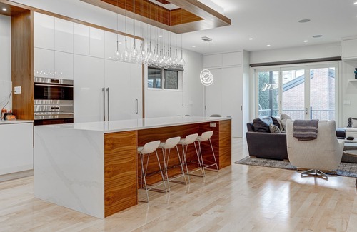 Bucktown House | Luxury Urban Oasis! Chef's Kitchen, Home Theater, Plus 2-Car GARAGE Parking Including EV Charger! by RedAwning