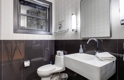 Bucktown House | Luxury Urban Oasis! Chef's Kitchen, Home Theater, Plus 2-Car GARAGE Parking Including EV Charger! by RedAwning