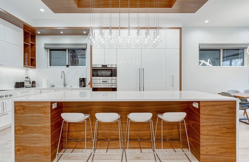 Bucktown House | Luxury Urban Oasis! Chef's Kitchen, Home Theater, Plus 2-Car GARAGE Parking Including EV Charger! by RedAwning