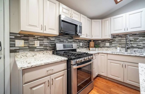 Bellevue House | Luxury Urban Oasis Free Parking Centrally Located!
