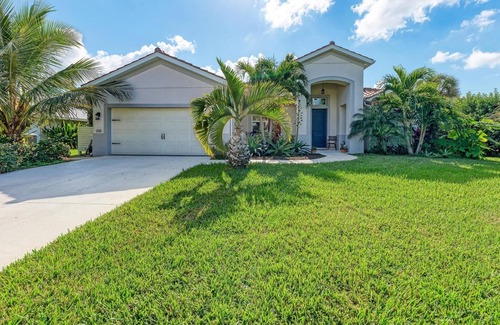 Laurel House | Luxury Vacation home in Nokomis, near the beaches & Golf