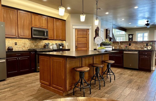 Williams House | Luxury vacation home on 5 acres, 6BR, 4 BA