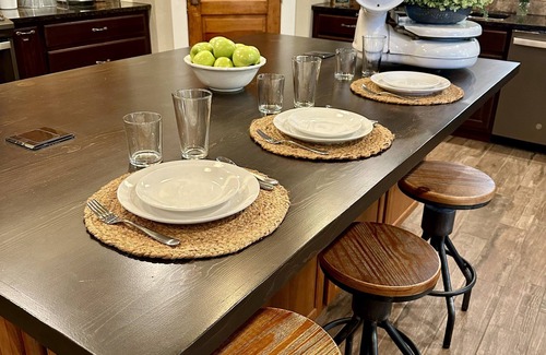 Williams House | Luxury vacation home on 5 acres, 6BR, 4 BA