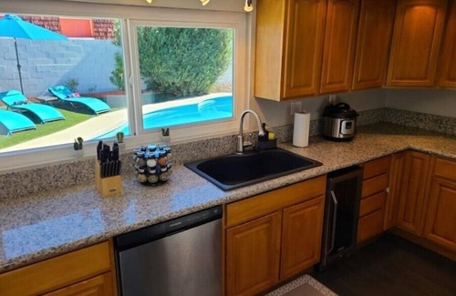 Winchester Villa | Luxury Vacation Villa Resort Game Room. 10mins Strip with FREE Heated Pooln