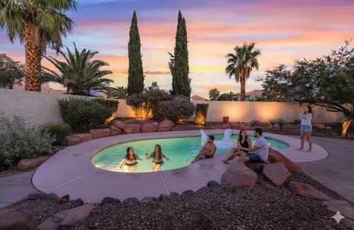 Las Vegas House | Luxury Vegas Escape, Pool, Playroom & Master Bedroom Suite/w Jacuzzi Tub