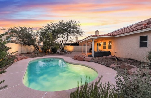 Las Vegas House | Luxury Vegas Escape, Pool, Playroom & Master Bedroom Suite/w Jacuzzi Tub