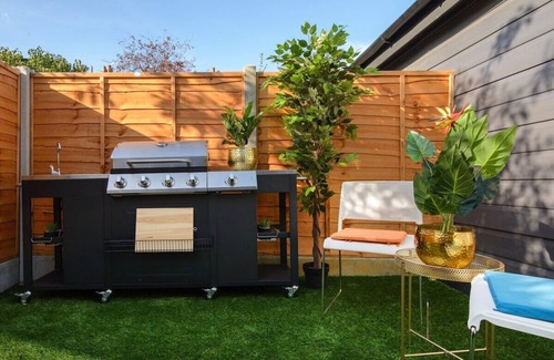 Leyton Apartment | Luxury Versace 2 Bed, Hot Tub, Pool Table, Sky Tv