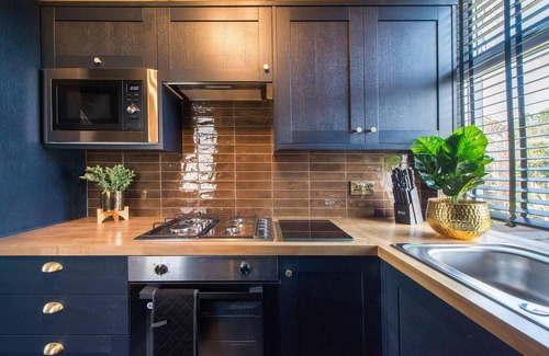 Leyton Villa | Luxury Versace Sleeps10, Hottub, Pool Table, Skytv