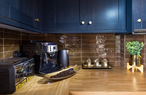 Leyton Villa | Luxury Versace Sleeps10, Hottub, Pool Table, Skytv