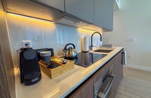 North Beach Condo | Luxury View-Modern 1-BR Condo with Panoramic Ocean Views, Pool & Gym–Miami Beach