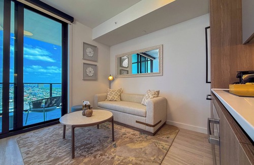 North Beach Condo | Luxury View-Modern 1-BR Condo with Panoramic Ocean Views, Pool & Gym–Miami Beach