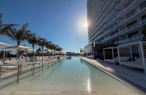North Beach Condo | Luxury View-Modern 1-BR Condo with Panoramic Ocean Views, Pool & Gym–Miami Beach