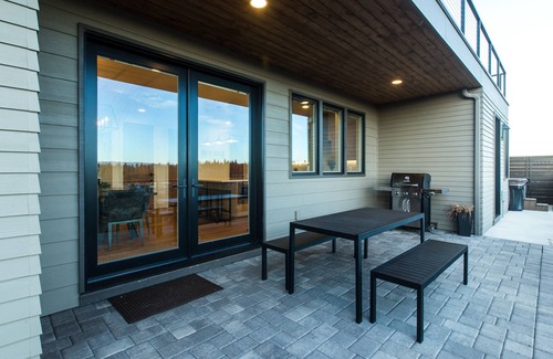 Bend House | Luxury + views ~ 7 mins to downtown ~ resort ~ hot tub ~ wifi ~ BBQ ~ Bend ~ 🐶