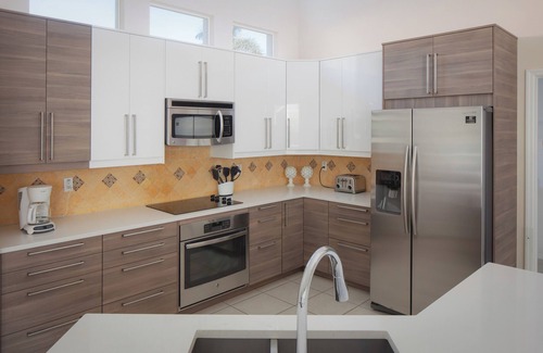 Central Naples Villa | Luxury Villa Casa Blanca Naples ⭐ Heated Pool & Spa, Close to 5th Ave & Beaches