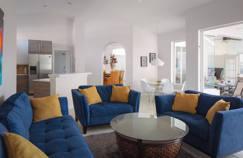 Central Naples Villa | Luxury Villa Casa Blanca Naples ⭐ Heated Pool & Spa, Close to 5th Ave & Beaches