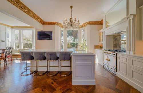 Nottingham City Centre Villa | Luxury Villa - City Centre - Sleeps 13