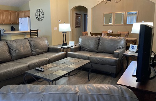 Highgate Park House | Luxury Villa, Gated Community, SOUTH FACING POOL/SPA, WIFI BBQ, mins to DISNEY!