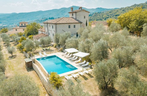 Rignano sull'Arno Villa | Luxury villa just 14 km from Florence. Sleeps 16 with hydromassage, sauna & gym!
