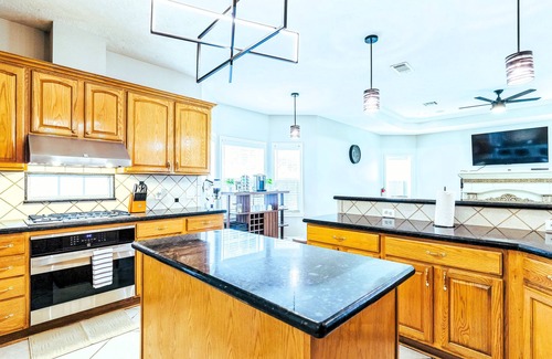 Wellborn House | Luxury Villa near A&M w/Grand Hall & Game Room