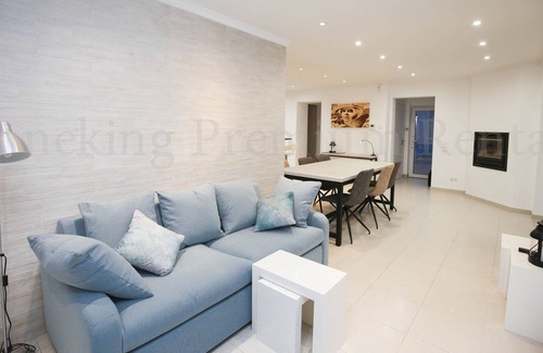 Lagoa Villa | Luxury villa, private pool, AC, TV, WiFi, BBQ, three bed, walk to the beach