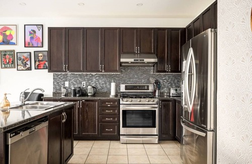 Durham Region Apartment | Luxury Villa w/Hot Tub, 2 Fireplaces & Pool Table