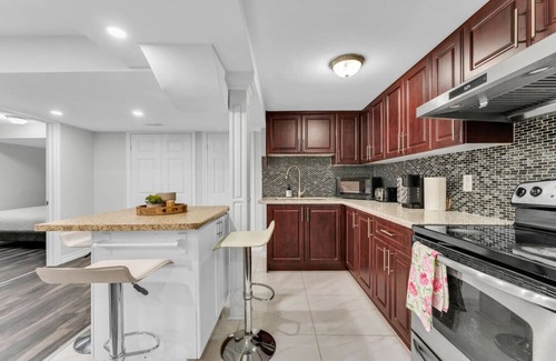 Durham Region Apartment | Luxury Villa w/Hot Tub, 2 Fireplaces & Pool Table