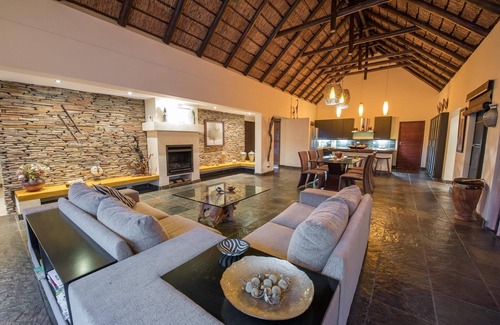 Hoedspruit House | Luxury villa with a swimming pool in Hoedspruit