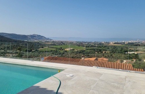 El Mas Fumats House | Luxury villa with breathtaking views of the bay and the Canigou mountains