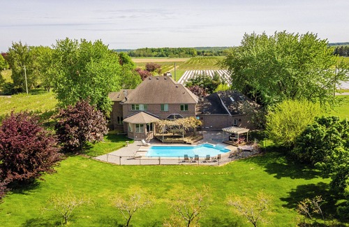 Jordan Harbour House | Luxury Villa with Pool & Hot Tub in Niagara Wine Country