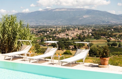 Guzman Villa | Luxury Villa With Pool, air Conditioned, Walking Distance to the Town of Bevagna