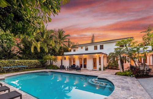 The Roads Villa | Luxury Villa with Pool sleeps 12. Outside Kitchen, Basketball, Billard !