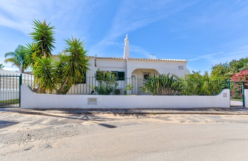 Mato Serrao Villa | Luxury villa with private pool. Walking distance to town & beach. Free WiFi.