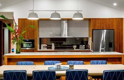 Airlie Beach House | Luxury Villas Aqua at Yangaro (With Car Parking)