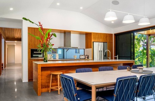 Airlie Beach House | Luxury Villas Aqua at Yangaro (With Car Parking)