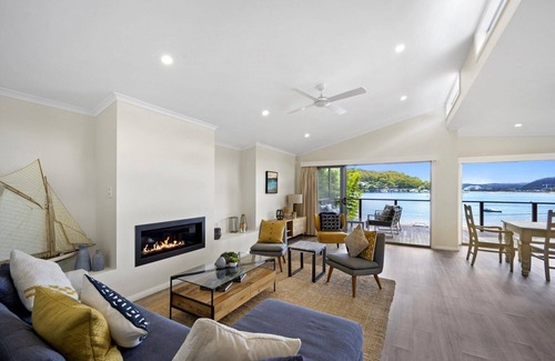 Pretty Beach Central Coast House | Luxury Villas Araluen Waterfront Getaway (Walk to the beach)