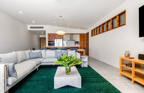 Flametree House | Luxury Villas Azure (Walk to Beach)