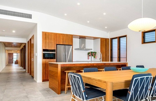 Flametree House | Luxury Villas Azure (Walk to Beach)