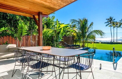 Flametree House | Luxury Villas Azure (Walk to Beach)