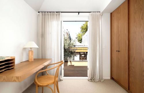 Middle Park House | Luxury Villas The Village House (Walk to the beach)