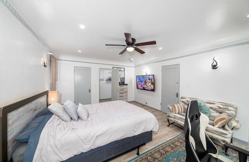 La Brea Bed & Breakfast | Luxury VRBO