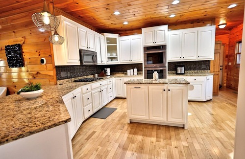 Morganton Cabin | Luxury w/Heated Pool, XL Hot-Tub & Deluxe Outdoors
