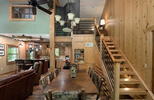 Robbinsville Cabin | Luxury Waterfall Lodge & Guest House with Firepit, Hiking Trails, WiFi, Creek