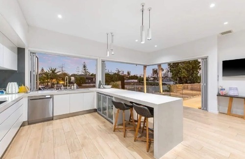 Surfers Paradise House | Luxury Waterfront Capri Home + Heated Magnesium Pool & Spa